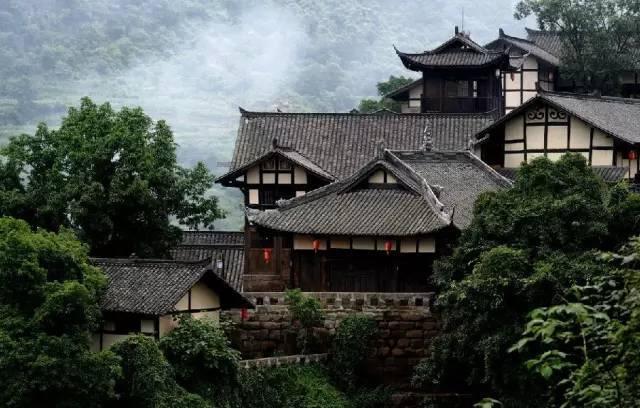 爷爷摔伤奶奶陪同就医 全程紧紧握着爷爷的手没松开过